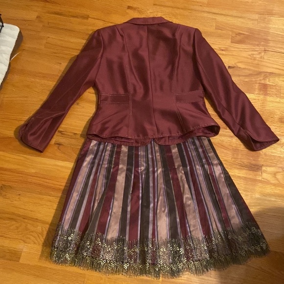 WOMEN’S Hartly skirt suit. Burgundy jacket with skirt - Picture 7 of 9